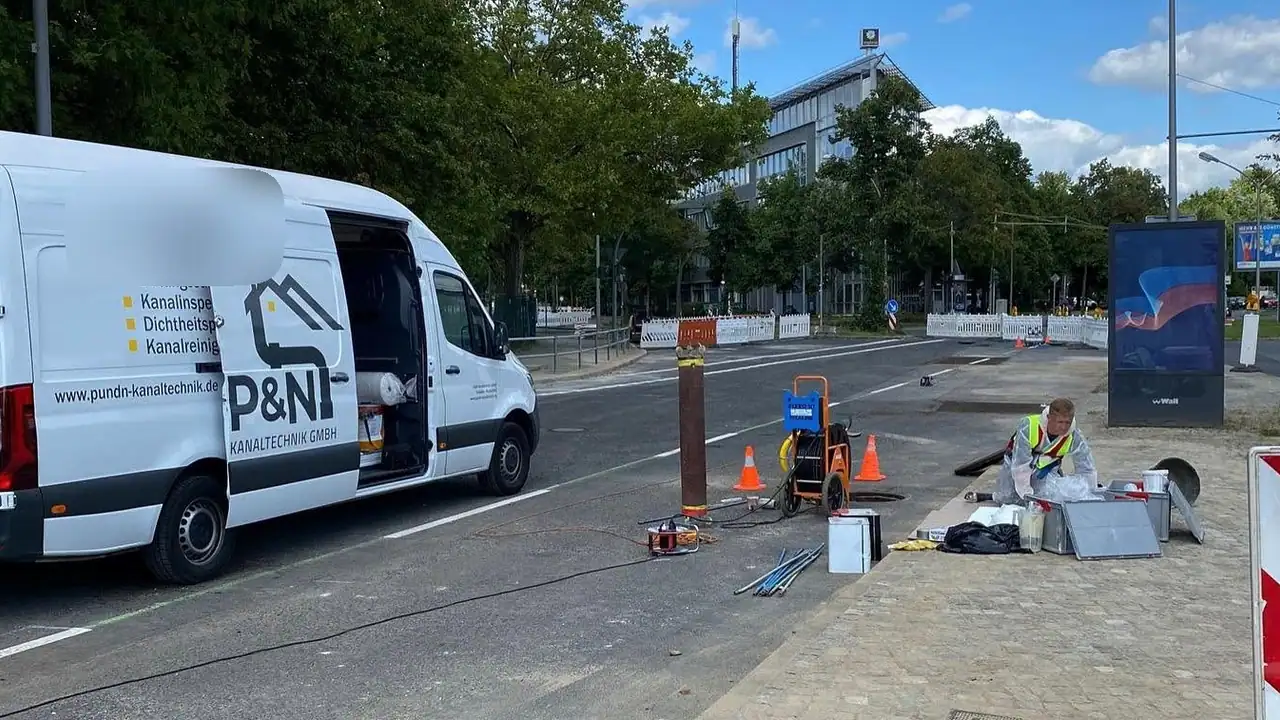 Einsatzfahrzeug des Partnerbetriebs P&N Kanaltechnik an einer Baustelle im Straßenraum