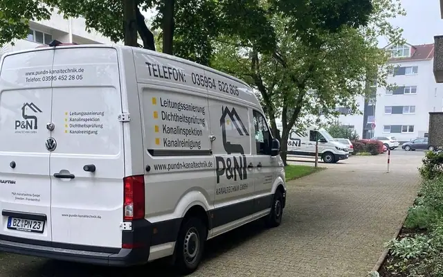 Fahrzeug des Partnerbetriebs P&N Kanaltechnik vor einem Wohngebäude