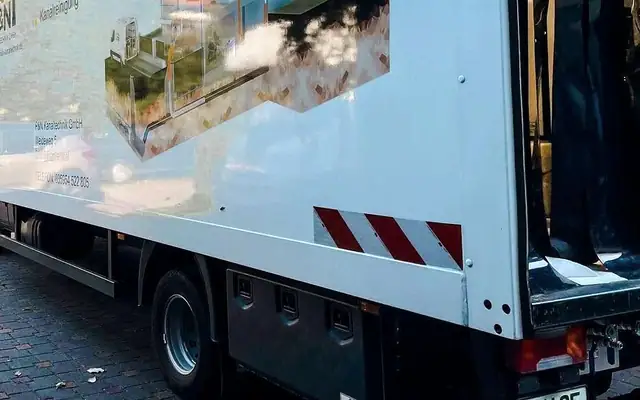 Einsatzfahrzeug des Partnerbetriebs P&N Kanaltechnik vor einem Wohnhaus